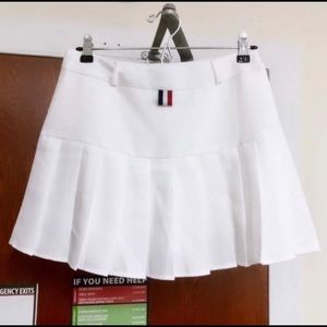white pleated tennis skirt w belt loops undershort